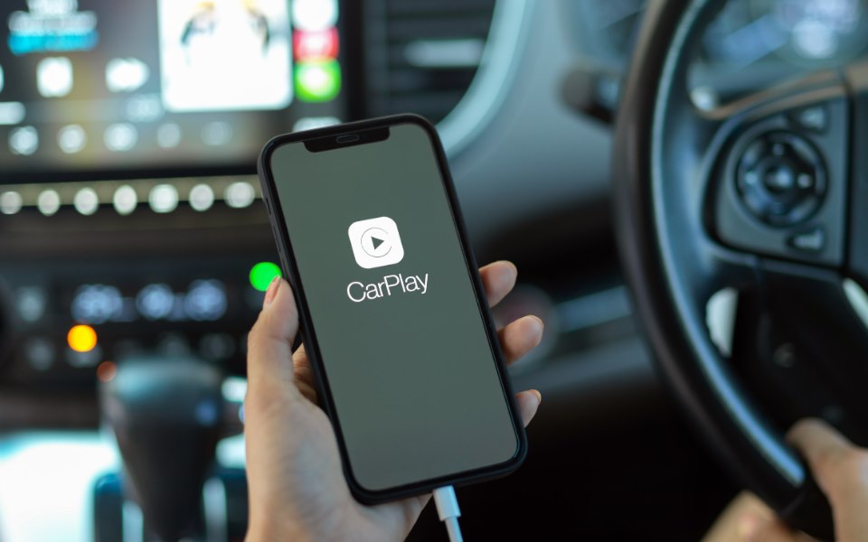 Araç içinde iPhone ekranında Apple CarPlay — CarPlay ve Android Auto aktivasyonu