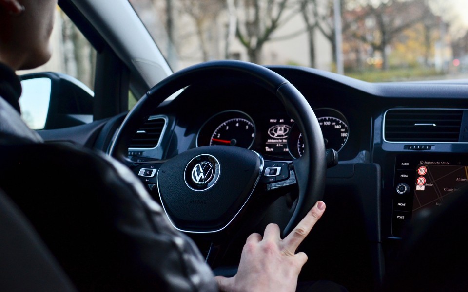 Volkswagen araç içi direksiyon, gösterge ve infotainment ekranı — İstanbul gizli özellik açma
